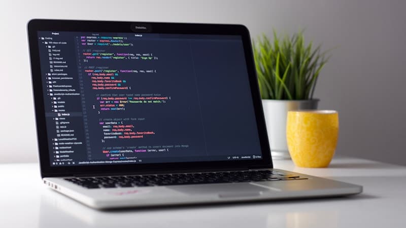 ノーコードとコード開発、どちらを選ぶべき？判断基準をわかりやすく解説